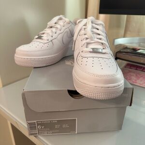 Nike Air Force 1 Youth 6 White Sneakers